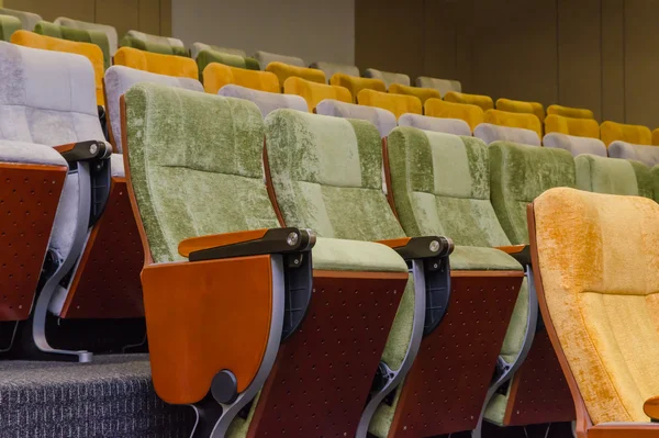 Tomma stolar i teatern eller konferensen hall — Stockfoto