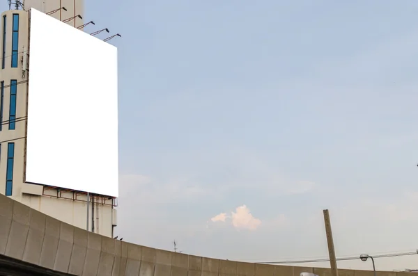 Grand panneau d'affichage blanc sur la route avec vue sur la ville arrière-plan — Photo