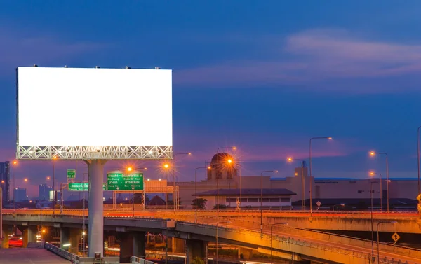Panneau publicitaire vierge à l'heure du crépuscule pour la publicité . — Photo