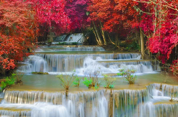 Waterfall in deep rain forest jungle (Huay Mae Kamin Waterfall i — Stock Photo, Image
