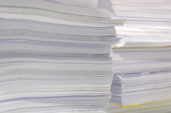 Stapel documenten op het bureau stapelen zich op hoog wachten om te worden beheerd — Stockfoto