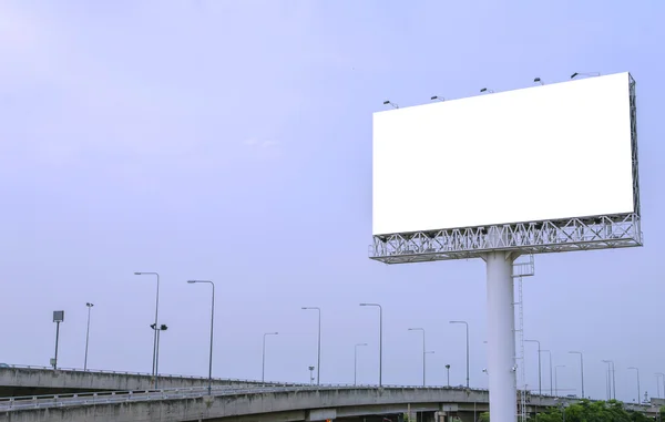 Panneau publicitaire vierge à l'heure du crépuscule pour la publicité . — Photo