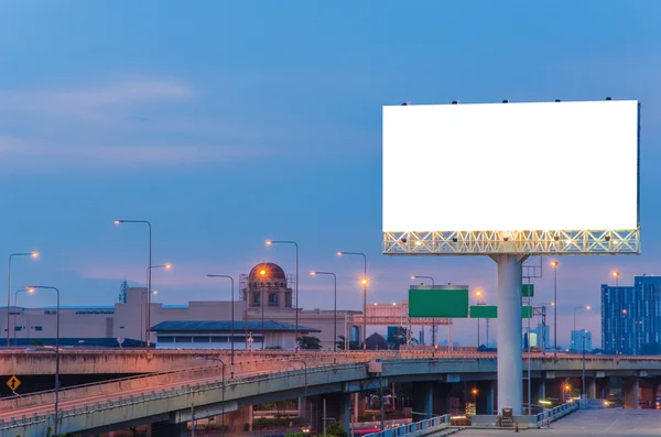 Cartelera en blanco a la hora del crepúsculo para publicidad . —  Fotos de Stock