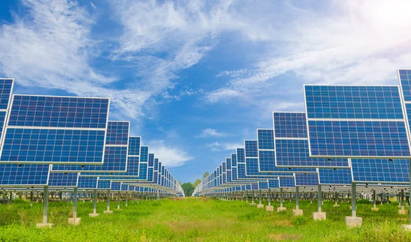 蓝蓝的天空中使用可再生的太阳能发电厂 — 图库照片