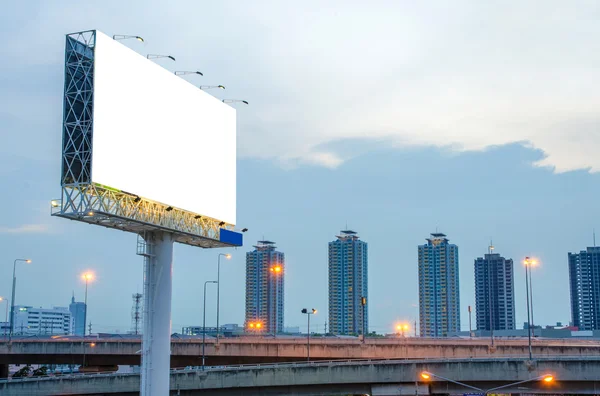 Порожній рекламний щит у сутінки для реклами — стокове фото