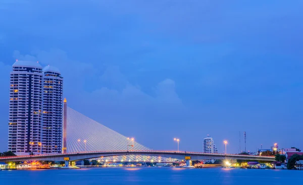 Escena nocturna en el puente y edificio Rama8. Bangkok, Tailandia —  Fotos de Stock