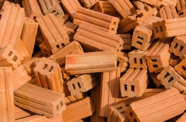 Grup kırmızı tuğla inşaat sitesinde