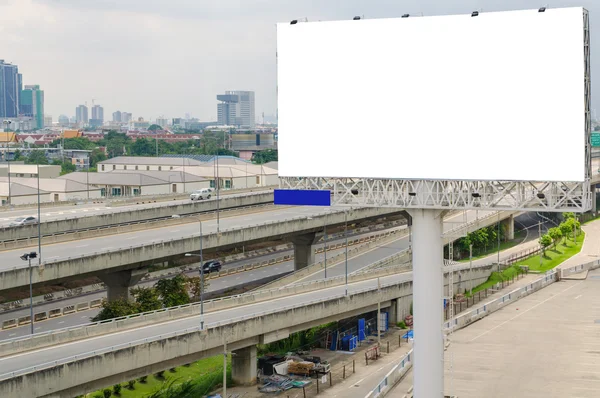 Grande cartellone bianco su strada con sfondo vista città — Foto Stock