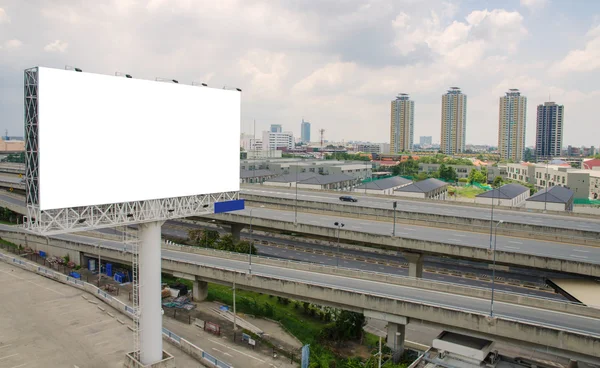 シティ ビューの背景を持つ道路上の大規模なブランクの看板 — ストック写真
