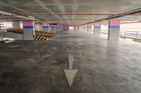 Pusty parking w garażu w budynku — Zdjęcie stockowe