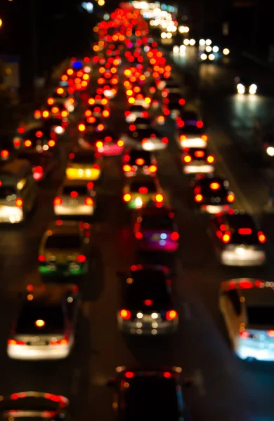 El tráfico nocturno en la carretera en la ciudad, Desenfoque de movimiento — Foto de Stock