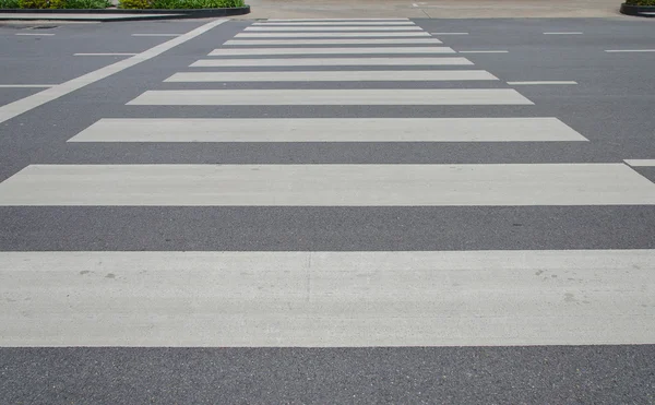 Zebra provozu chůze cesty v městě — Stock fotografie