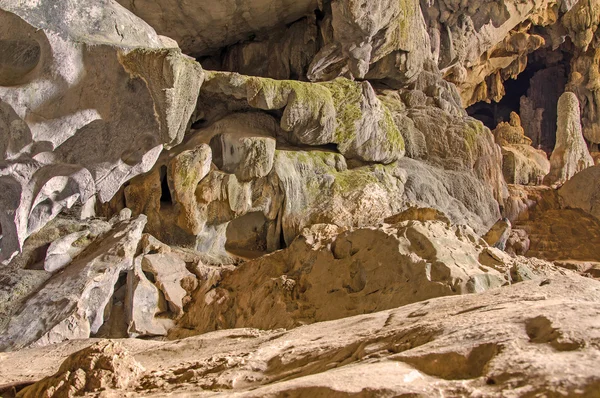 Unterirdische Höhle in Laos mit Stalagmiten und Stalaktiten — Stockfoto