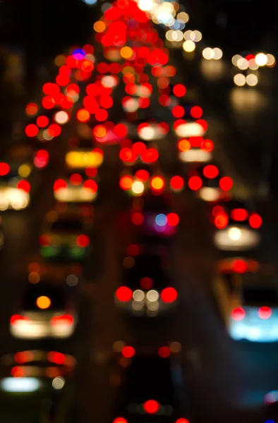 El tráfico nocturno en la carretera en la ciudad, Desenfoque de movimiento —  Fotos de Stock
