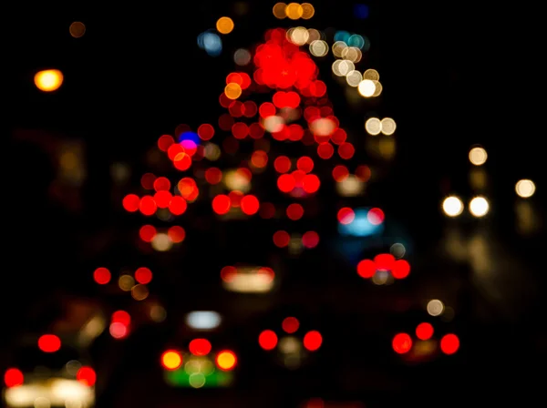 Abstenir flou bokeh de nuit embouteillage sur la route dans la ville — Photo