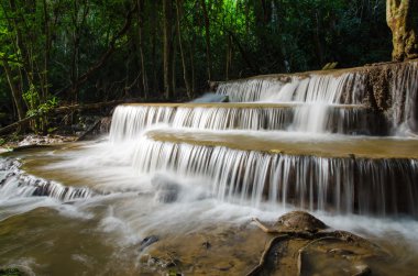 Derin yağmur ormanları orman şelale (Huay Mae Kamin Waterfall ben