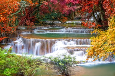 Derin yağmur ormanları orman şelale (Huay Mae Kamin Waterfall ben