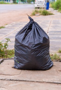 Kaldırımda çöp torbaları.