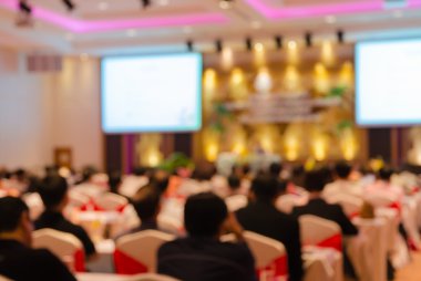 Konferans salonunda iş konferansı ve sunum