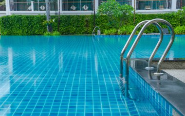 Hotel merdiven ile mavi Yüzme Havuzu