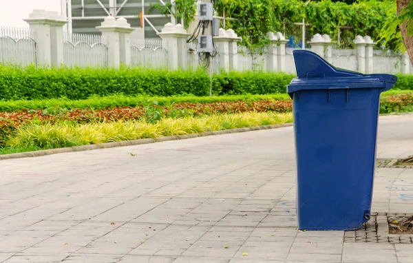 Botes de basura en el parque al lado de la manera de caminar —  Fotos de Stock