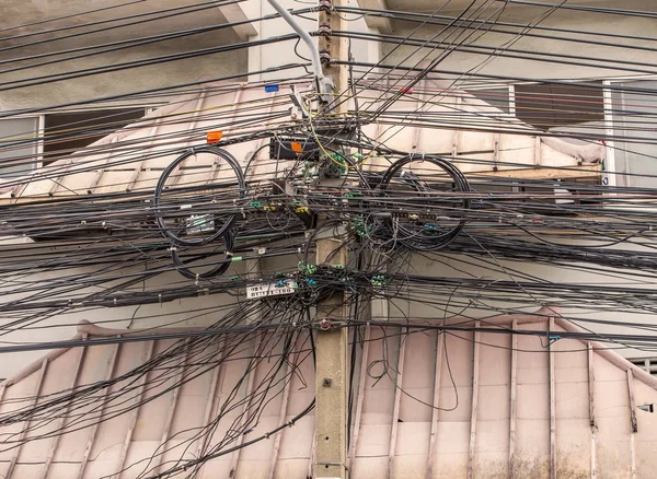 Спутанность кабелей и проводов в городе — стоковое фото
