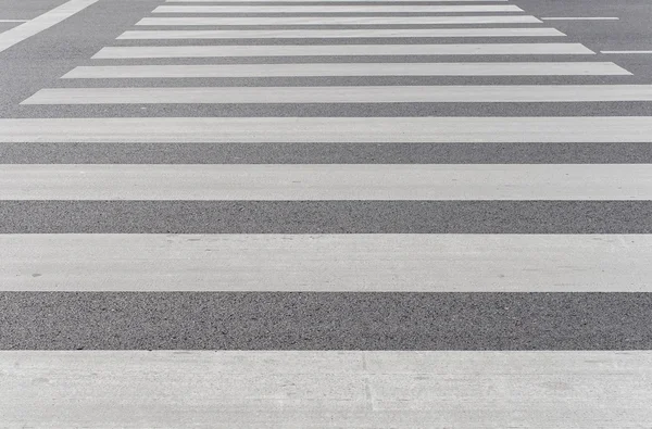 Zebra verkeer lopen manier op weg in de stad — Stockfoto