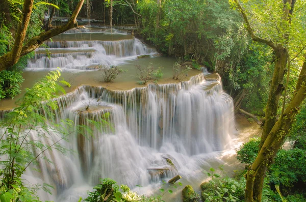 Cascata nella giungla della foresta pluviale profonda (Huay Mae Kamin Waterfall i — Foto Stock