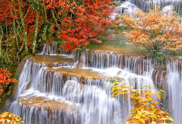 Waterfall in deep rain forest jungle (Huay Mae Kamin Waterfall i — Stock Photo, Image