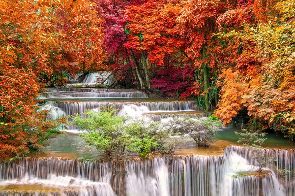 Cascada en la selva profunda (Huay Mae Kamin Cascada i — Foto de Stock