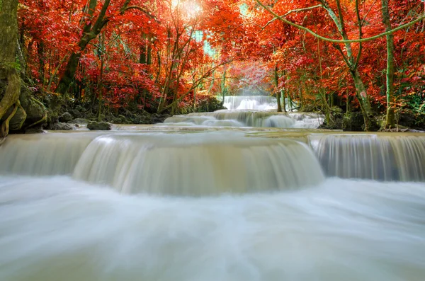 Waterfall in deep rain forest jungle (Huay Mae Kamin Waterfall i — Stock Photo, Image