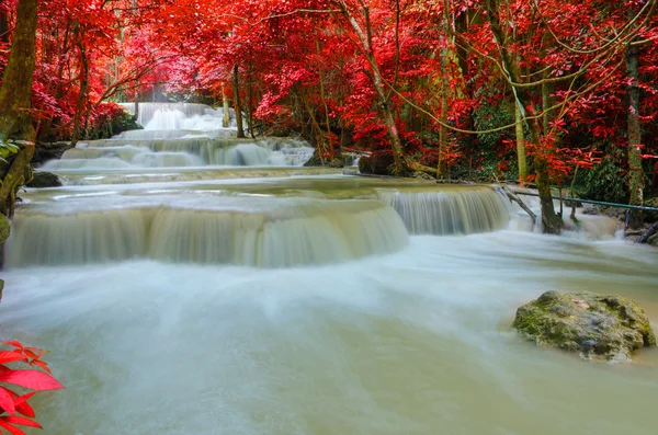 Waterfall in deep rain forest jungle (Huay Mae Kamin Waterfall i — Stock Photo, Image