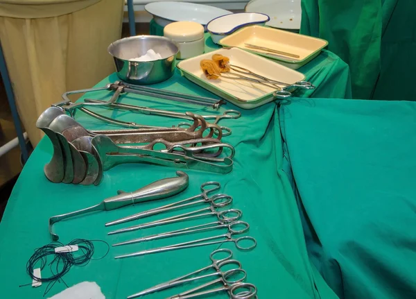 Chirurg und alte chirurgische Werkzeuge — Stockfoto