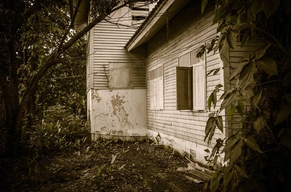 Velha casa abandonada na floresta — Fotografia de Stock