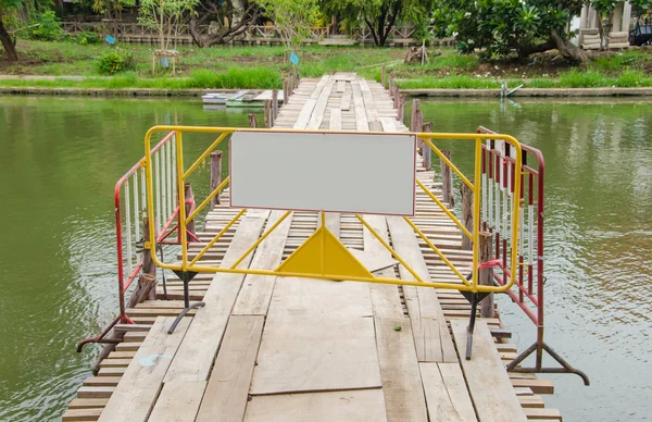 Puente viejo en el sitio de construcción — Foto de Stock