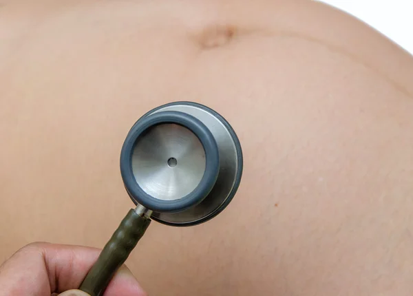 Medizinische Auskultation des Bauches einer Schwangeren — Stockfoto