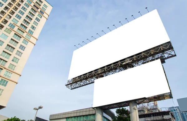 Große leere Plakatwand mit Hintergrund mit Stadtblick — Stockfoto