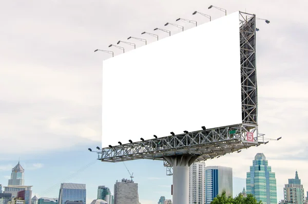 Grote lege billboard op weg met de achtergrond van de weergave van de stad — Stockfoto