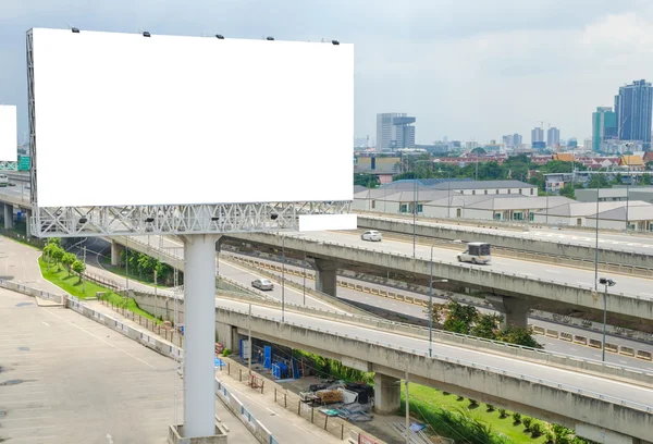 Grand panneau d'affichage blanc sur la route avec vue sur la ville arrière-plan — Photo