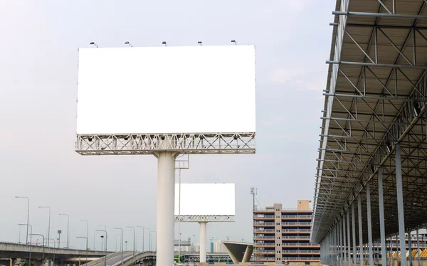 Stor tomt billboard på väg med staden bakgrunden — Stockfoto