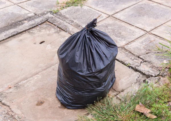 Bolsas de basura en la acera . —  Fotos de Stock