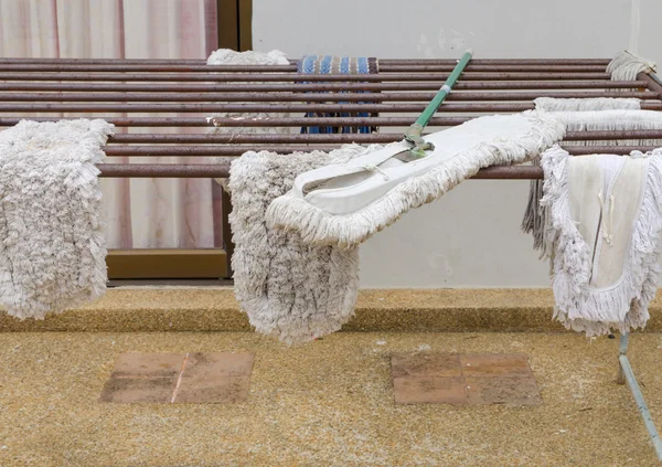 Dry mops on washing line — Stock Photo, Image