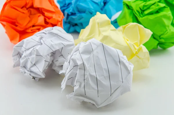 Boule de papier froissée isolée sur fond blanc — Photo