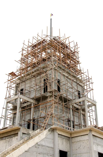 Site de construction avec isolat de bâtiment sur fond blanc — Photo