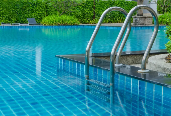 Piscine bleue avec escalier à l'hôtel — Photo