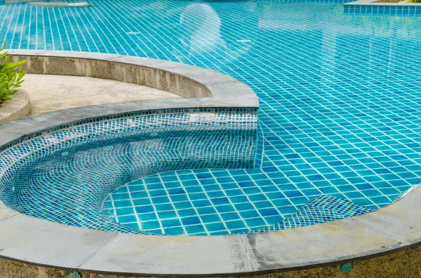 Голубой бассейн в отеле — стоковое фото