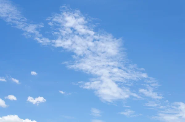 Blauer Himmel mit Wolken — Stockfoto