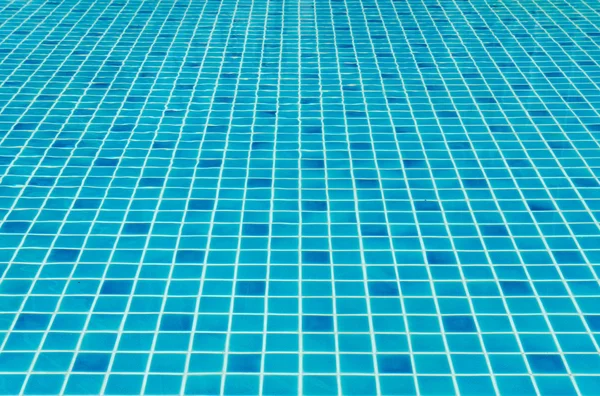 Eau bleue déchiré dans la piscine — Photo