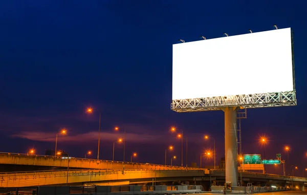 Leeg reclamebord voor advertentie tijde twilight — Stockfoto