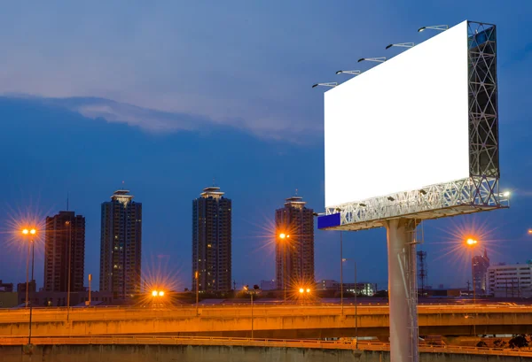 Leeg reclamebord voor advertentie tijde twilight — Stockfoto